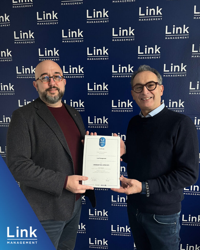 Mauro Scarso e Samuele Brandellero, titolari di Link Management sorreggono l'attestato Consulenti dell'anno 2025